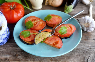 Fried eggplant with tomatoes and garlic