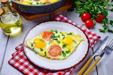 Scrambled eggs with tomatoes and onions