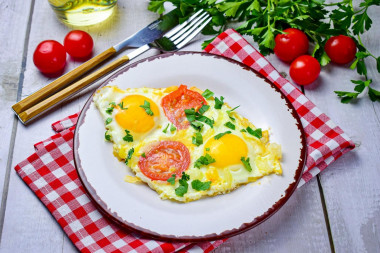 Scrambled eggs with tomatoes and onions