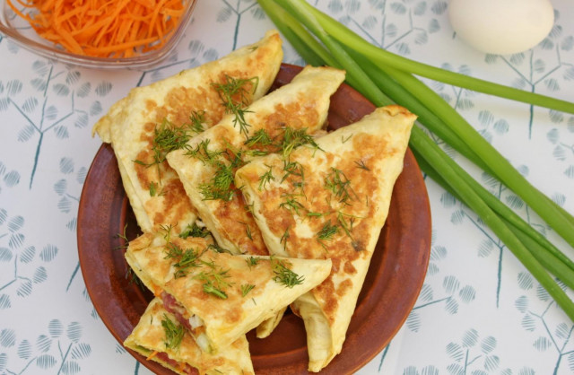Pita bread envelopes with ham and cheese