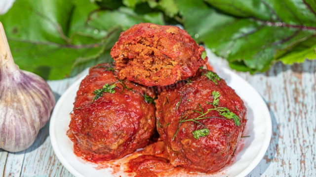 Cutlets with beetroot and minced meat