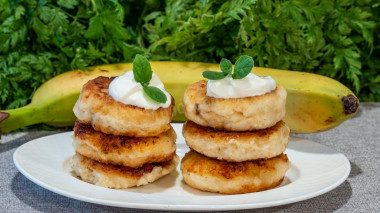 Vanilla cheesecakes with banana and semolina from homemade cottage cheese