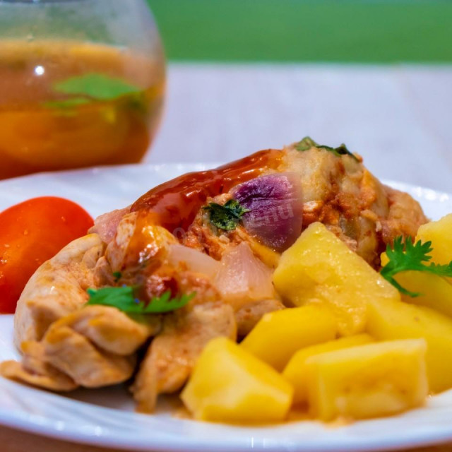 Chicken breast with apple with hot tomato sauce