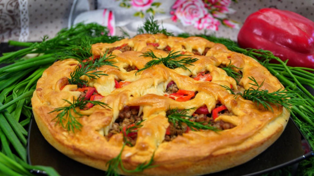Meat pie with rice, onion and bell pepper
