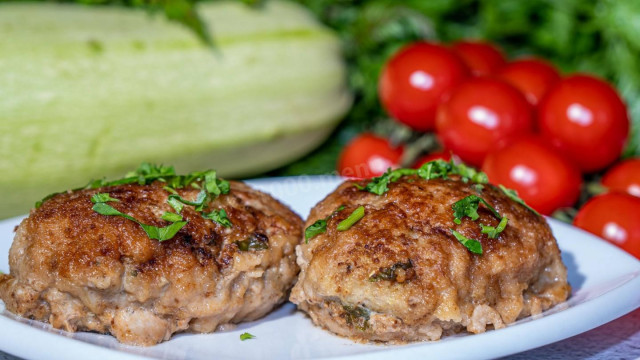 Pork and beef patties with zucchini
