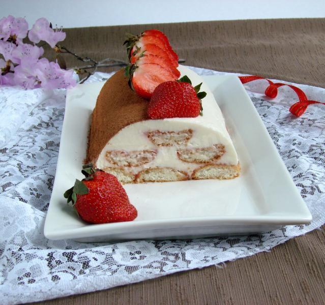 Strawberry tiramisu with mascarpone dessert