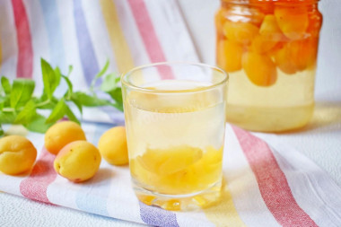 Apricot compote for winter per liter jar