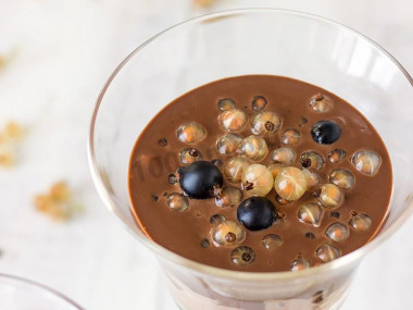Chocolate pudding with white currants