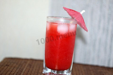 Frozen strawberry and red currant fruit juice