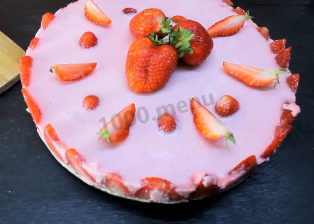 Yogurt cake with strawberries without baking cookies