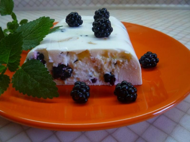 Cottage cheese jelly with blackberries