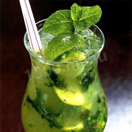 Refreshing non-alcoholic mojito cocktail