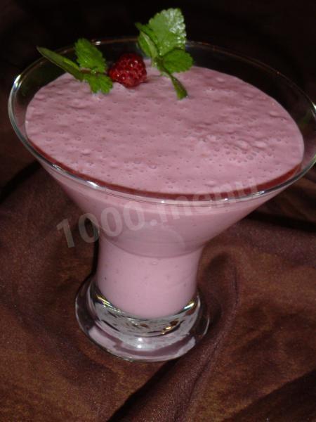 Milkshake with raspberries