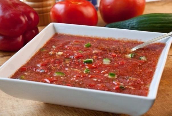 Gazpacho according to the classics with cucumbers and tomatoes