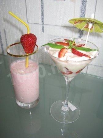 Creamy sour cream strawberry dessert
