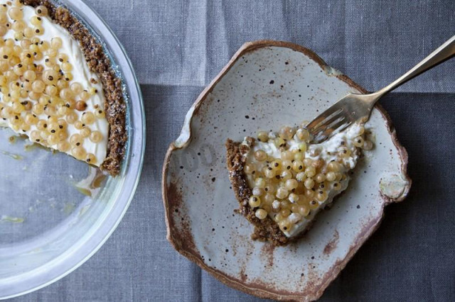 White currant pie without baking