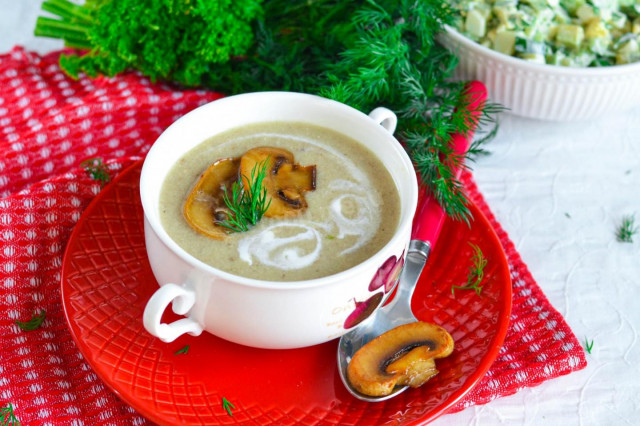 Mushroom sour cream puree soup