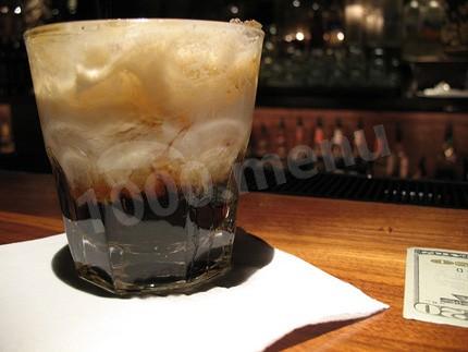 White Russian cocktail with coffee liqueur and cream