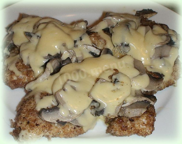 Chicken chops with champignons and breaded cheese