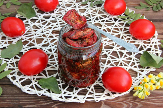 Dried tomatoes in the oven for winter