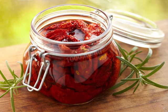 Dried tomatoes in oil with garlic