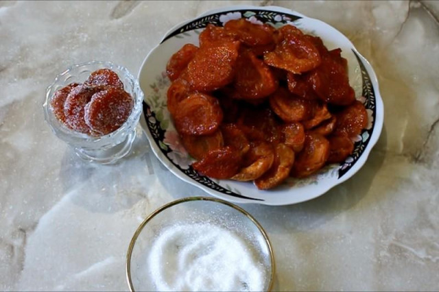 Candied apricots for winter