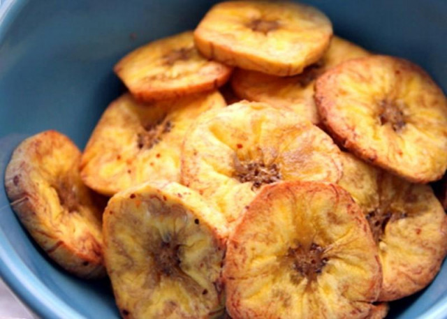 Banana chips with cayenne pepper