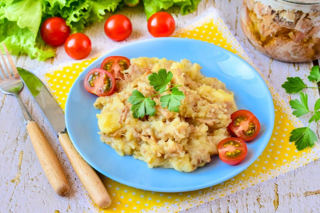 Mashed potatoes with stew