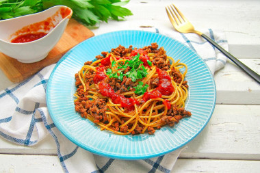 Spaghetti with minced meat and tomato paste