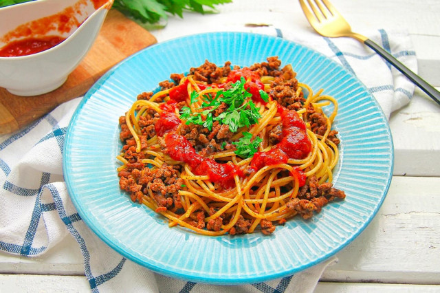 Spaghetti with minced meat and tomato paste