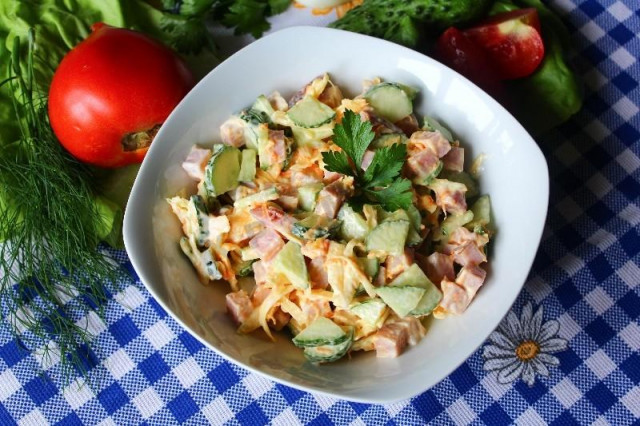 Simple salad with ham, carrots and cheese