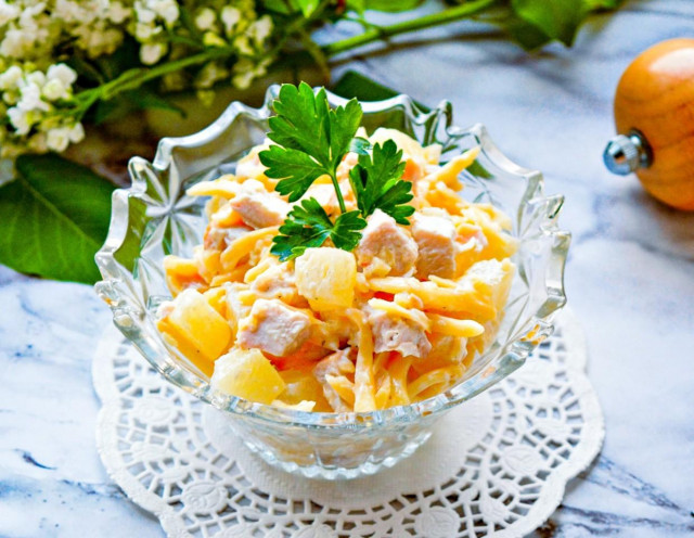 Salad with pineapple and chicken and cheese with garlic