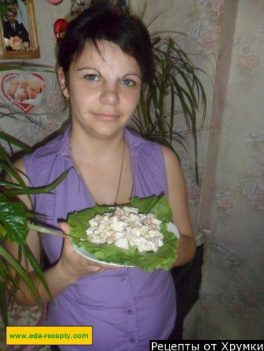 Salad with chicken crackers and cheese