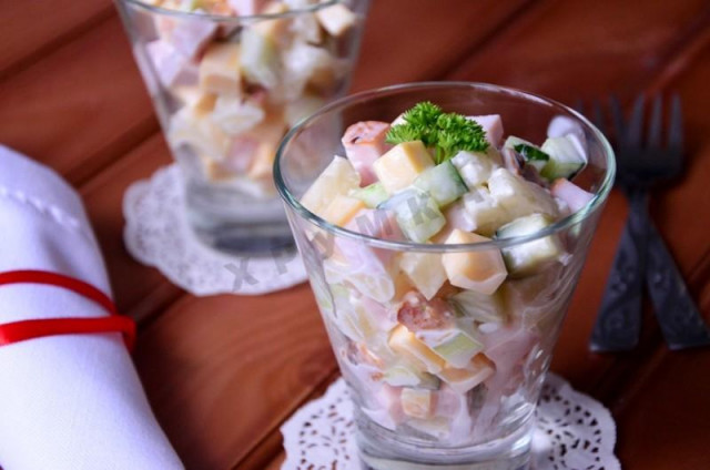 Salad with ham and pineapple in a hurry