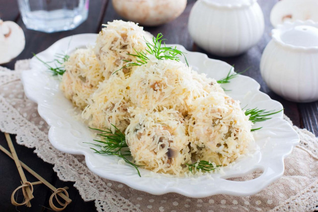 Raffaello salad with chicken and mushrooms