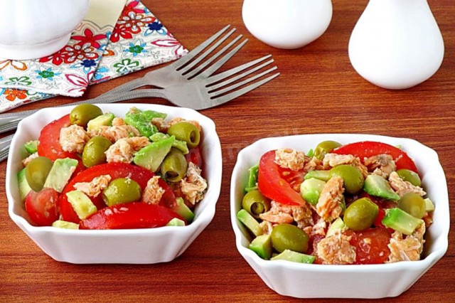 Salad with red fish and tomatoes