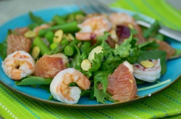 Salad with shrimp and grapefruit