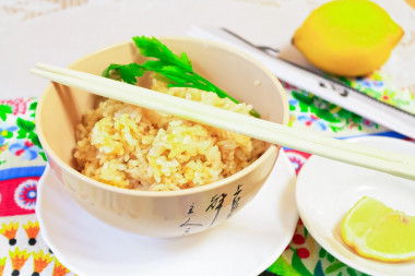 Round rice in soy sauce with turmeric and garlic