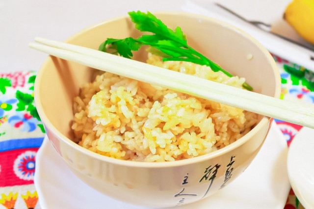 Round rice in soy sauce with turmeric and garlic