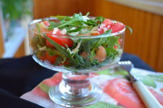 Salad with cherry, hot pepper, shrimp and arugula