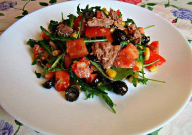 Diet salad with tuna and vegetables