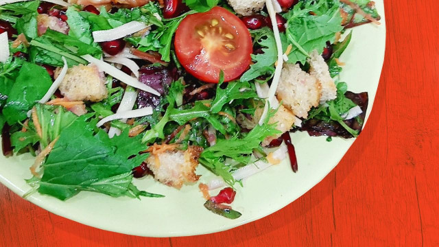 Light salad with pomegranate seeds and croutons