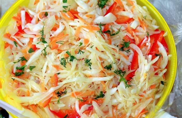 Canned saury salad with cabbage