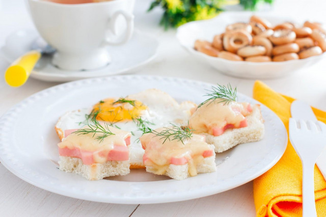 Hot sandwiches with boiled sausage, white bread and cheese