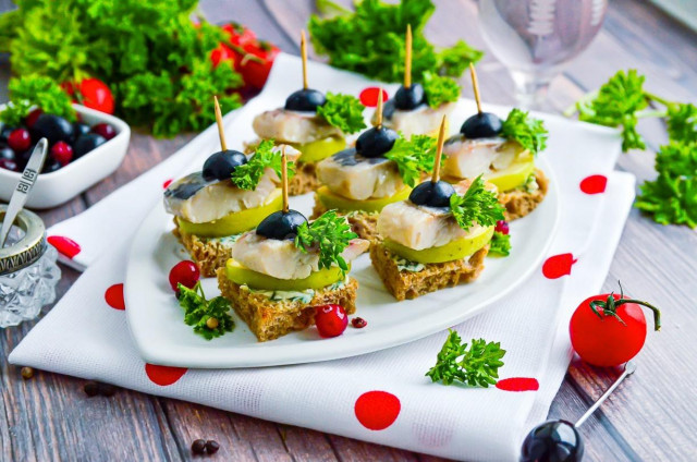 Canapes with herring and black bread on skewers
