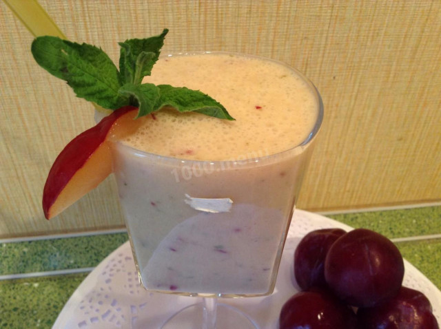 Smoothie with plums and banana Sweet couple