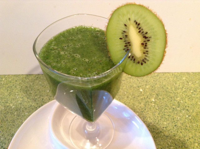 Green smoothie with kiwi and honey