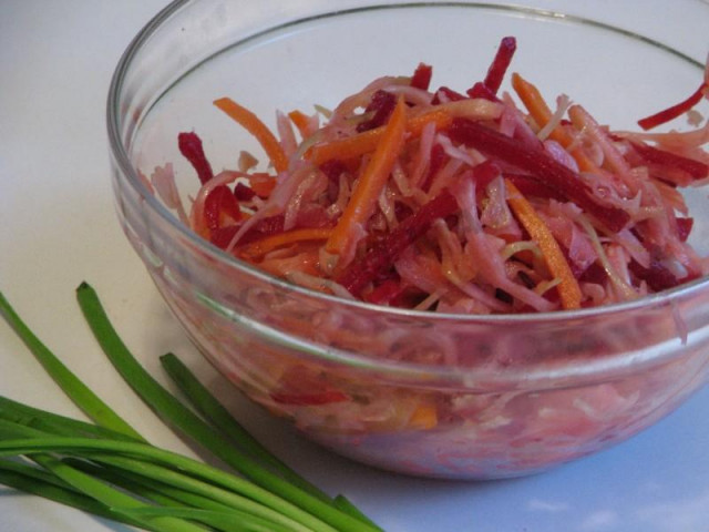 Weight loss salad with raw beetroot without dressing