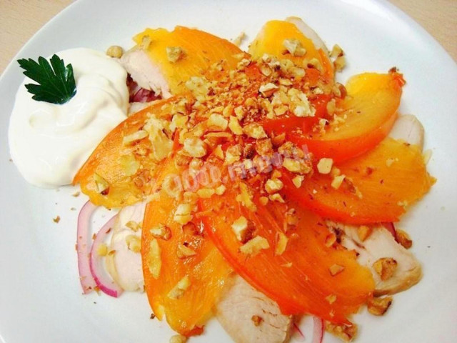 Salad with persimmon and chicken with nuts