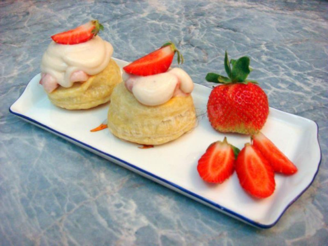 Puff pastry cakes with cream